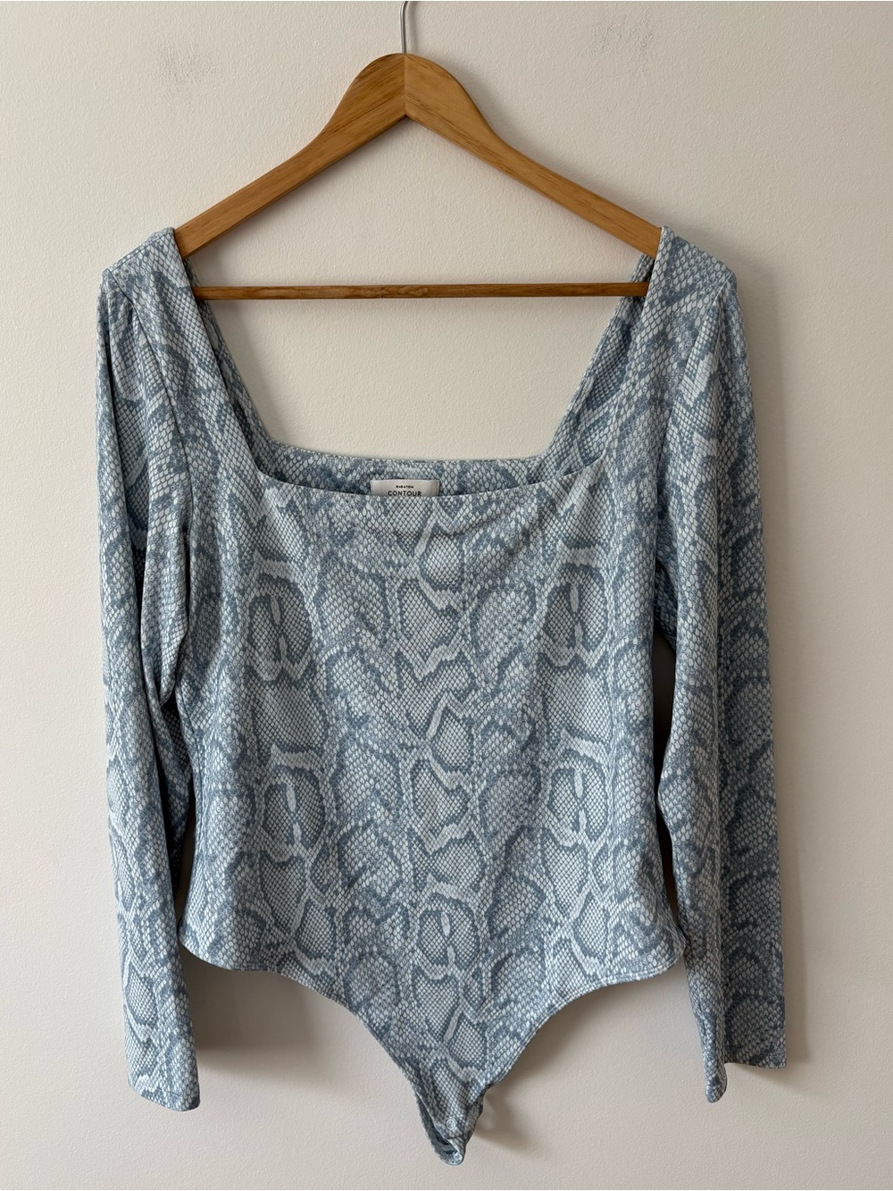 Aritzia Babaton Contour Long-Sleeve Square-Neck Snakeskin Bodysuit Size XL Fall - Picture 2 of 10